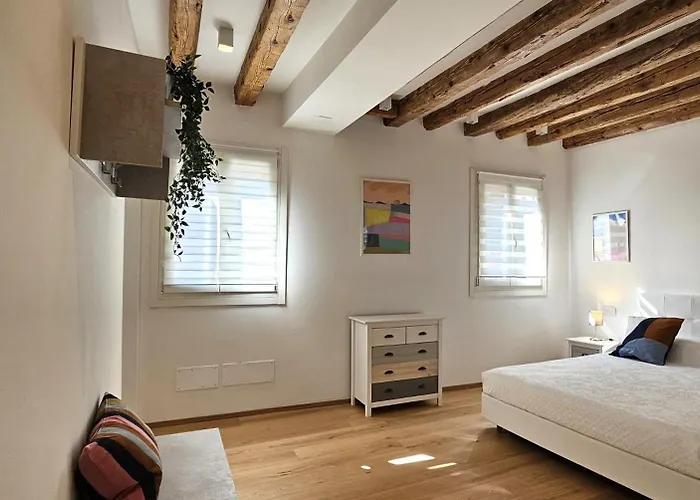 Small With Private Garden Venedik