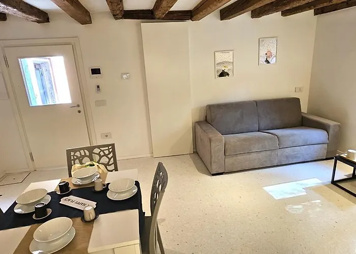 Small With Private Garden Venedik