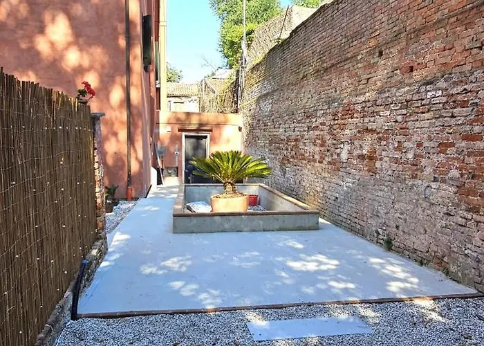 Small With Private Garden Daire *