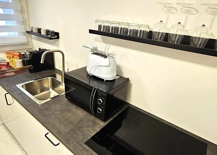 Small With Private Garden Apartamento